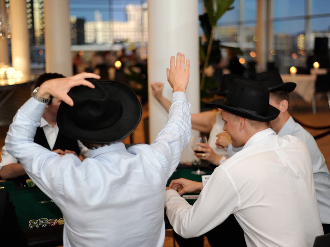 Professionel pokerdealer deler kort ud ved pokerbordet